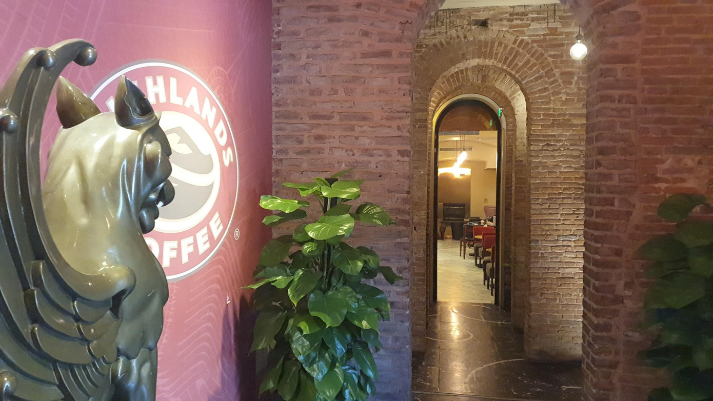 Ngoài khu vực vườn hoa rộng rãi, Highlands Coffee còn hoạt động bán hàng phía trong tầng hầm của Nhà hát Lớn.