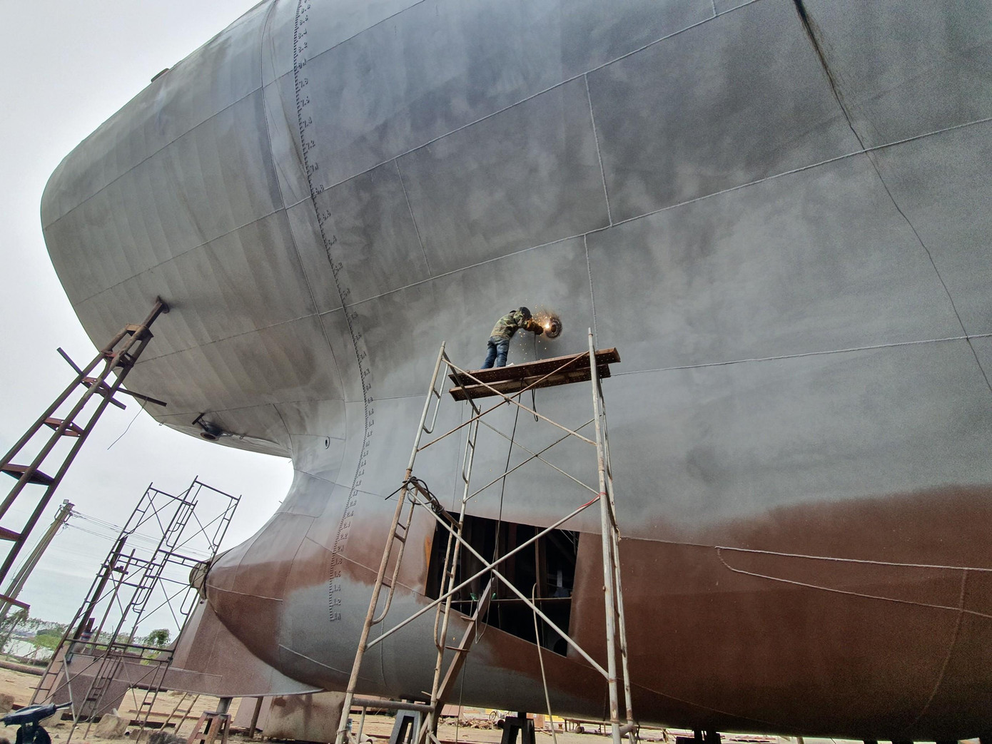 Để hoàn thiện các con tàu, nhiều đội thợ kỹ thuật khác nhau cùng phối hợp làm việc. Để hoàn thiện các con tàu, nhiều đội thợ kỹ thuật khác nhau cùng phối hợp làm việc.