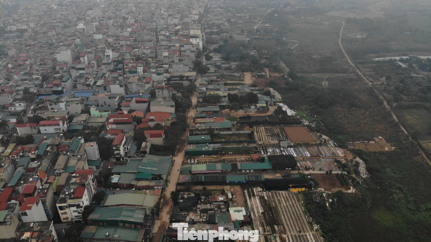 Nhiều khoảnh đất được dựng cọc, chia lô và những nhà xưởng dần mọc lên. Nhiều khoảnh đất được dựng cọc, chia lô và những nhà xưởng dần mọc lên.