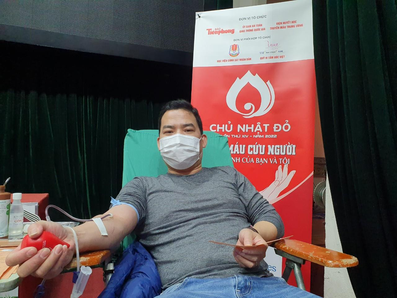 Anh Nguyễn Trung Dũng, cán bộ quản lý văn phòng Tập đoàn TH đã 20 lần tham gia hiến máu. "Ban lãnh đạo Tập đoàn đã ra lời kêu gọi, xem đây là hoạt động thường xuyên, hết sức ý nghĩa, thể hiện tinh thần phụng sự của tập đoàn TH. Tôi tham gia với mong muốn những giọt máu nhỏ bé sẽ cứu sống ai đó"