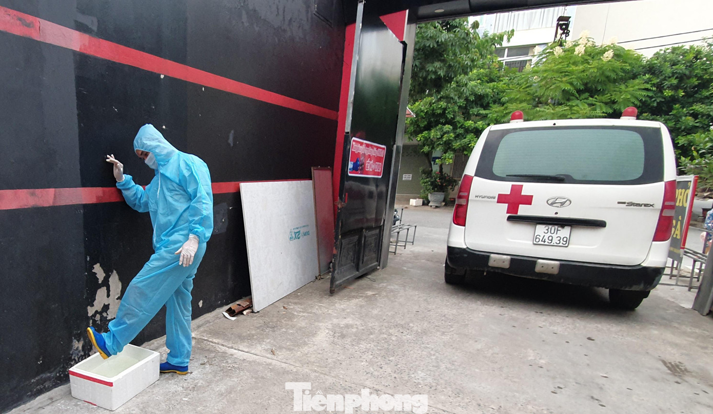 Để đảm bảo an toàn hơn, cứ 3 ngày nhóm của Trung được xét nghiệm COVID-19.