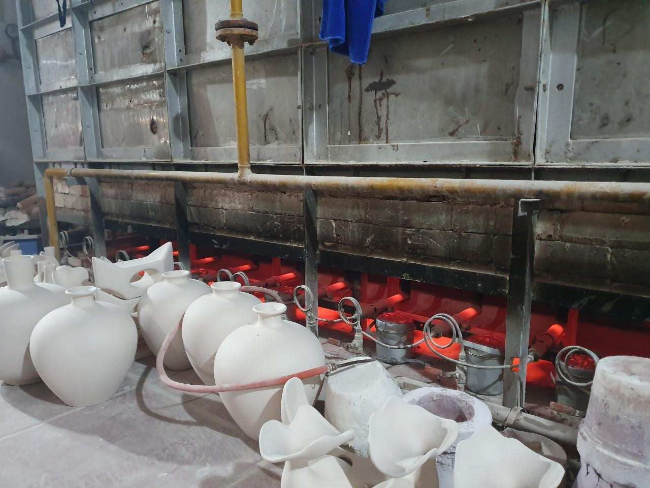 Nung đốt sản phẩm gốm là công đoạn quan trọng quyết định sự thành công hay thất bại của một mẻ gốm. Có nhiều loại lò được sử dụng. Nhưng phổ biến là lò cóc và lò bầu, gần đây là lò hộp. Nung đốt sản phẩm gốm là công đoạn quan trọng quyết định sự thành công hay thất bại của một mẻ gốm. Có nhiều loại lò được sử dụng. Nhưng phổ biến là lò cóc và lò bầu, gần đây là lò hộp.