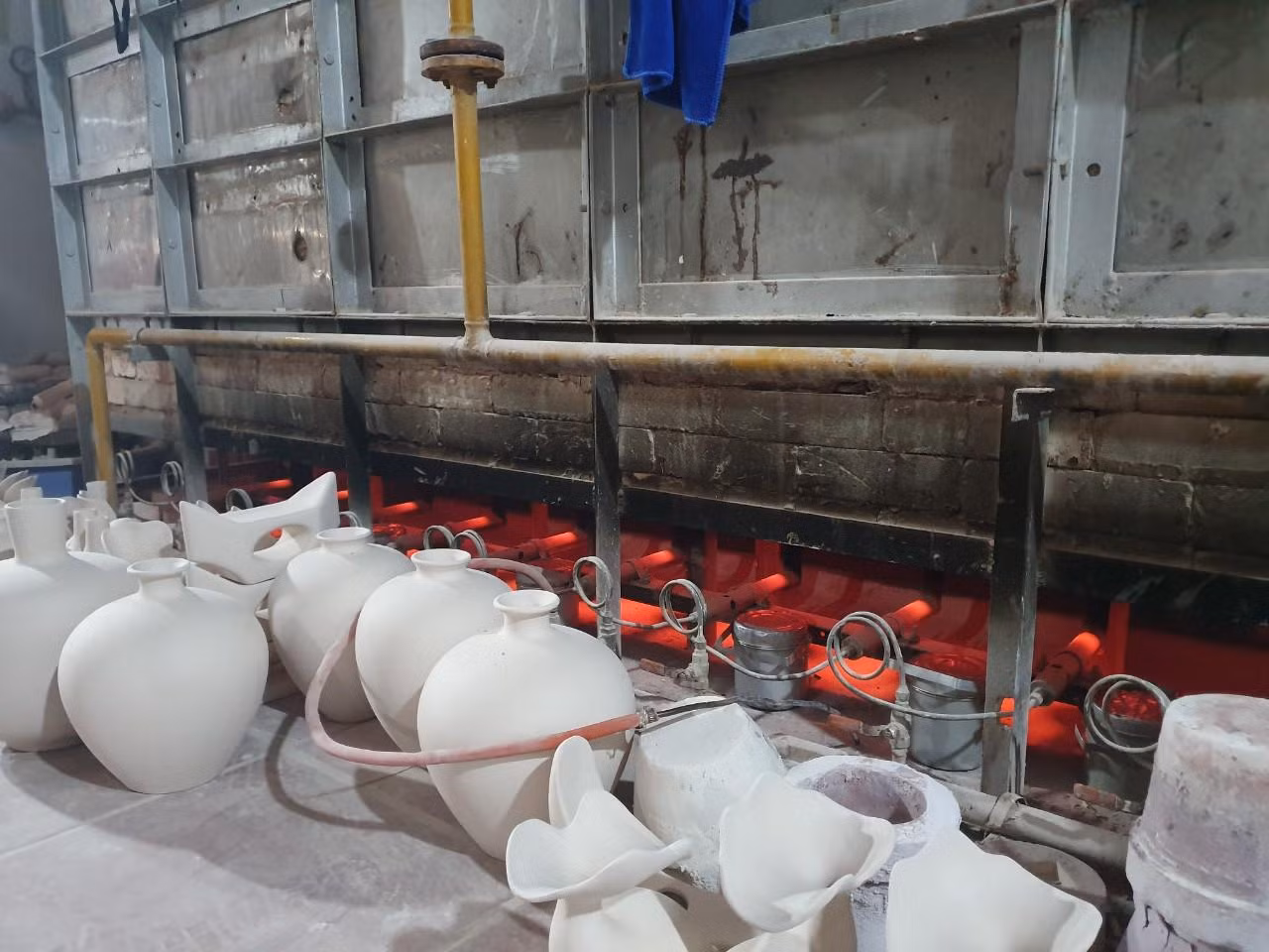Nung đốt sản phẩm gốm là công đoạn quan trọng quyết định sự thành công hay thất bại của một mẻ gốm. Có nhiều loại lò được sử dụng. Nhưng phổ biến là lò cóc và lò bầu, gần đây là lò hộp.