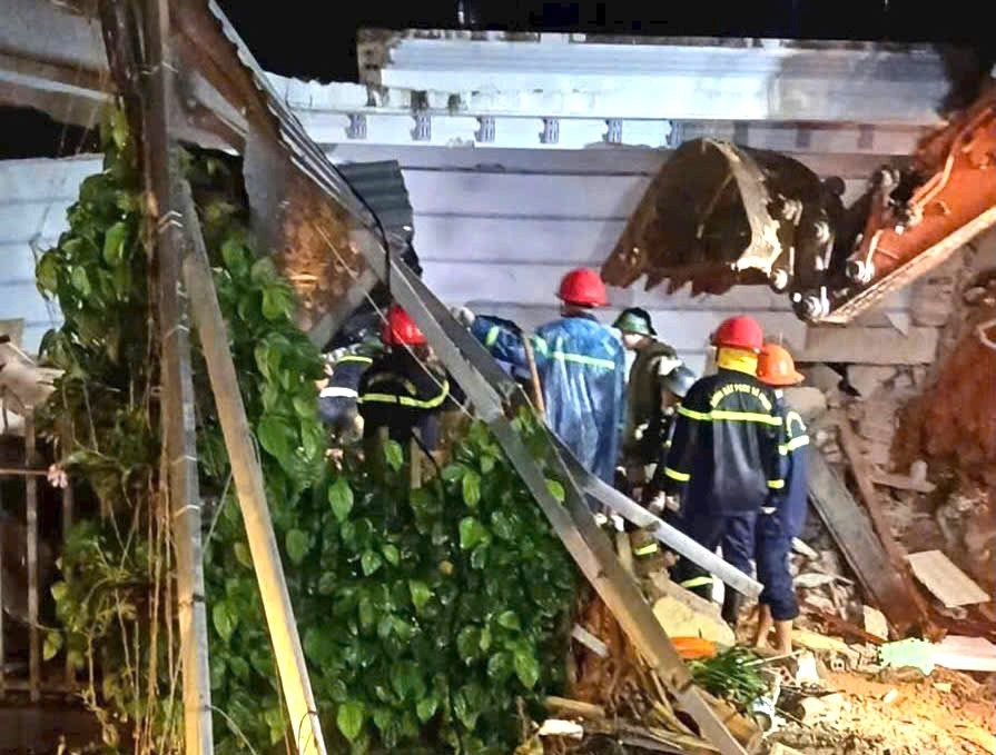 Lực lượng Cảnh sát Phòng cháy chữa cháy và cứu nạn cứu hộ, Công an tỉnh Yên Bái đã huy động lực lượng cùng xe chuyên dụng đến hiện trường