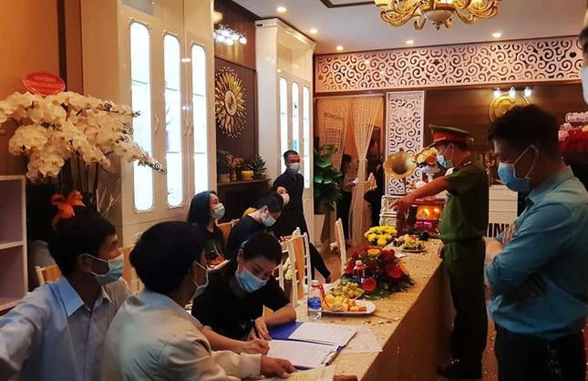 Cơ quan chức năng tỉnh Lâm Đồng lập biên bản tại thẩm mỹ viện Minh Châu Asian không chấp hành các quy định phòng dịch COVID-19.