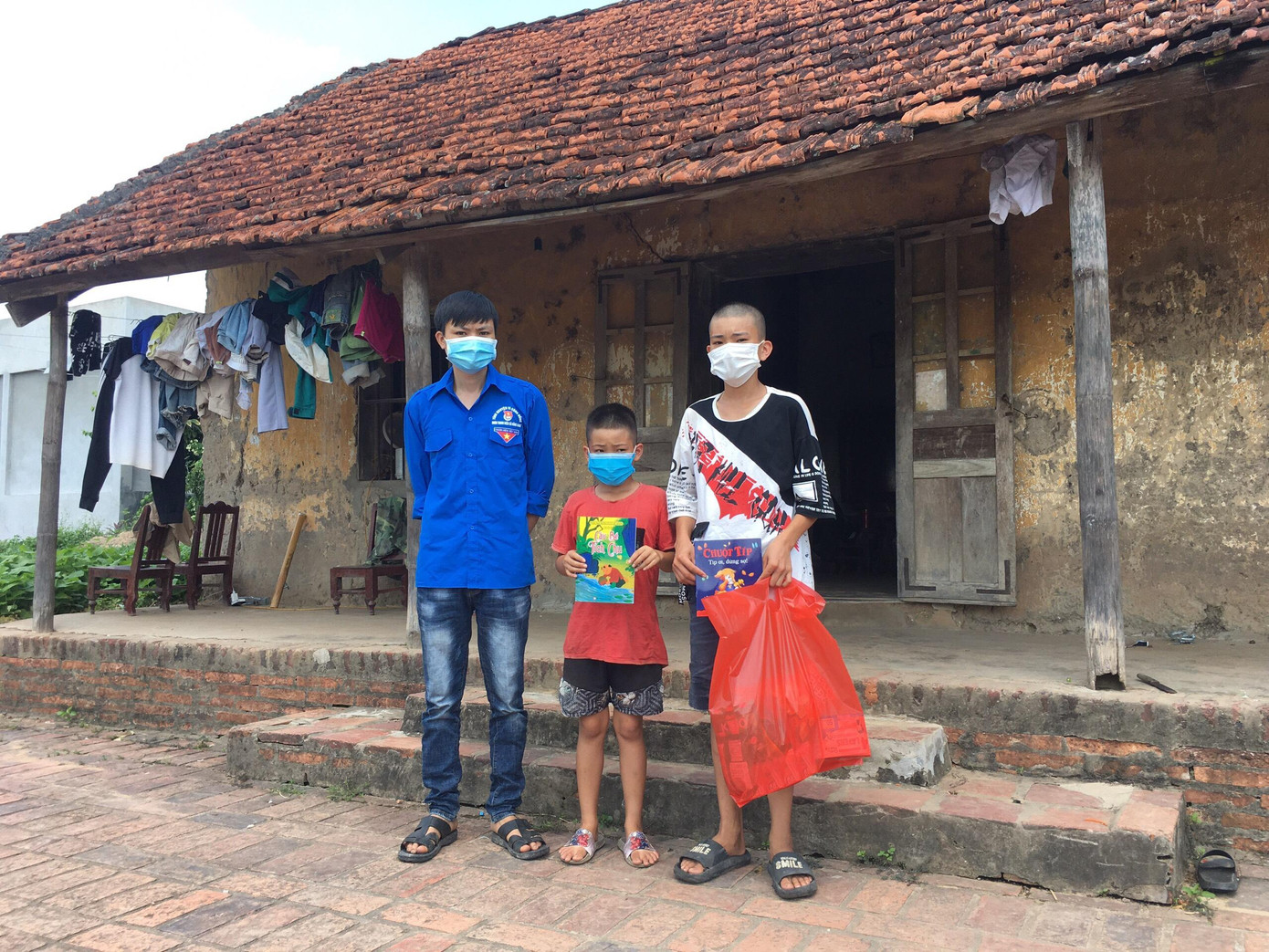 Các hoạt động trao tặng quà, học bổng, giúp đỡ hỗ trợ gia đình thiếu nhi có hoàn cảnh khó khăn, cơ nhỡ, bị ảnh hưởng tác động tiêu cực bởi dịch bệnh COVID-19.