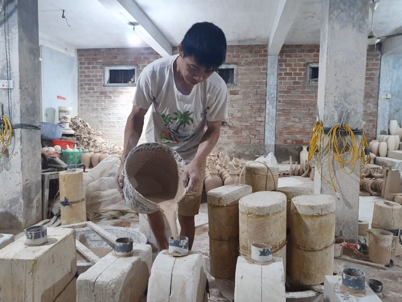 Làng gốm Bát Tràng được hình thành cách đây hơn 500 năm, trải qua bao thăng trầm cùng thời gian nhưng đến nay, sản phẩm vẫn được đánh giá cao về chất lượng với nhiều kiểu dáng, mẫu mã và chủng loại. Dù dịch bệnh COVID-19, nhưng dịp cận Tết các lò gốm trong làng vẫn đỏ lửa để hoàn thành sớm các đơn hàng.