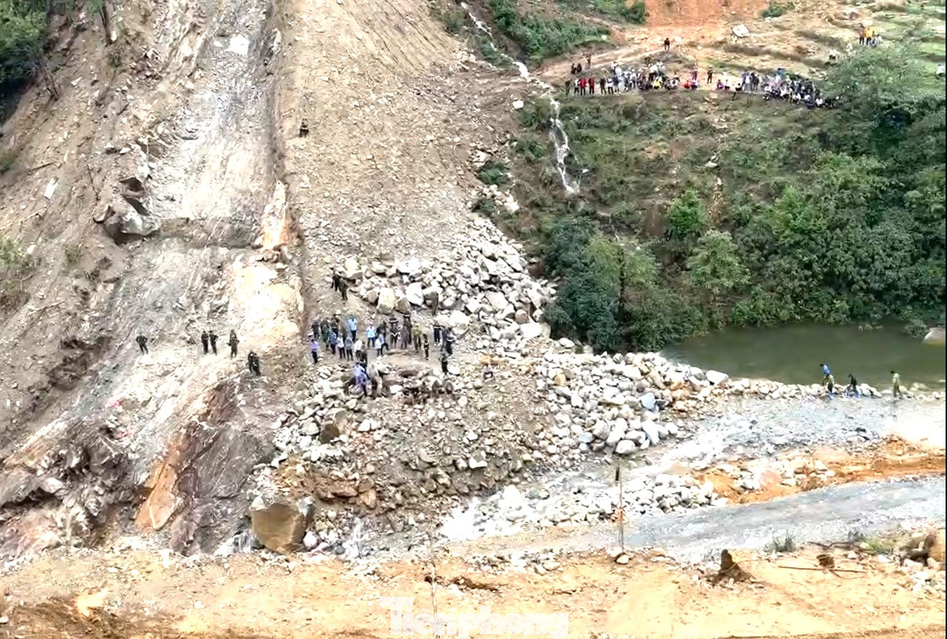 Từ taluy xuống mặt suối chỗ sạt lở khiến 9 người gặp nạn khoảng 40m. Cơ quan chức năng xác định, 5 người mất tích được xác định đã tử vong gồm: Tẩn Sứ Mẩy, sinh năm 1980; Lý Lao San, sinh năm 2008; Tẩn U Mẩy, sinh năm 1984; Phàn Láo Lở, sinh năm 2009 (đều trú quán tại bản Lản Nhì Thàng, xã Sì Lở Lầu, huyện Phong Thổ); Lương Văn Hà, sinh năm 1987 (trú quán tại huyện Quế Phong, tỉnh Nghệ An). Từ taluy xuống mặt suối chỗ sạt lở khiến 9 người gặp nạn khoảng 40m. Cơ quan chức năng xác định, 5 người mất tích được xác định đã tử vong gồm: Tẩn Sứ Mẩy, sinh năm 1980; Lý Lao San, sinh năm 2008; Tẩn U Mẩy, sinh năm 1984; Phàn Láo Lở, sinh năm 2009 (đều trú quán tại bản Lản Nhì Thàng, xã Sì Lở Lầu, huyện Phong Thổ); Lương Văn Hà, sinh năm 1987 (trú quán tại huyện Quế Phong, tỉnh Nghệ An).