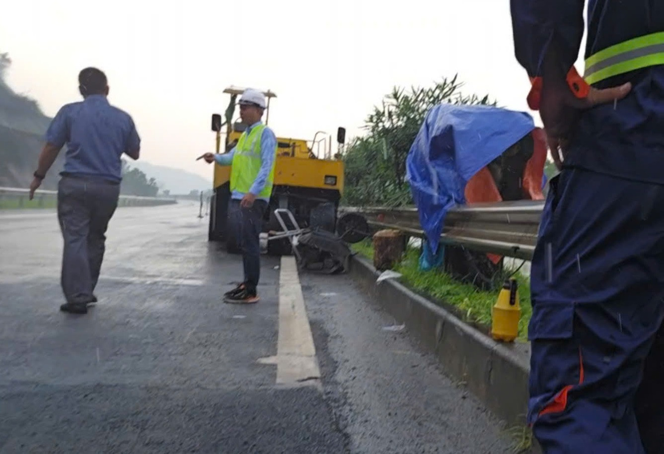 Khi phóng viên hỏi ai là đại diện đơn vị giám sát, không có ai nhận. Sau đó, một người mặc áo Công ty CP Xây dựng VNC nói &quot;cứ làm, không có gì sai&quot; và yêu cầu phóng viên ra ngoài hiện trường.