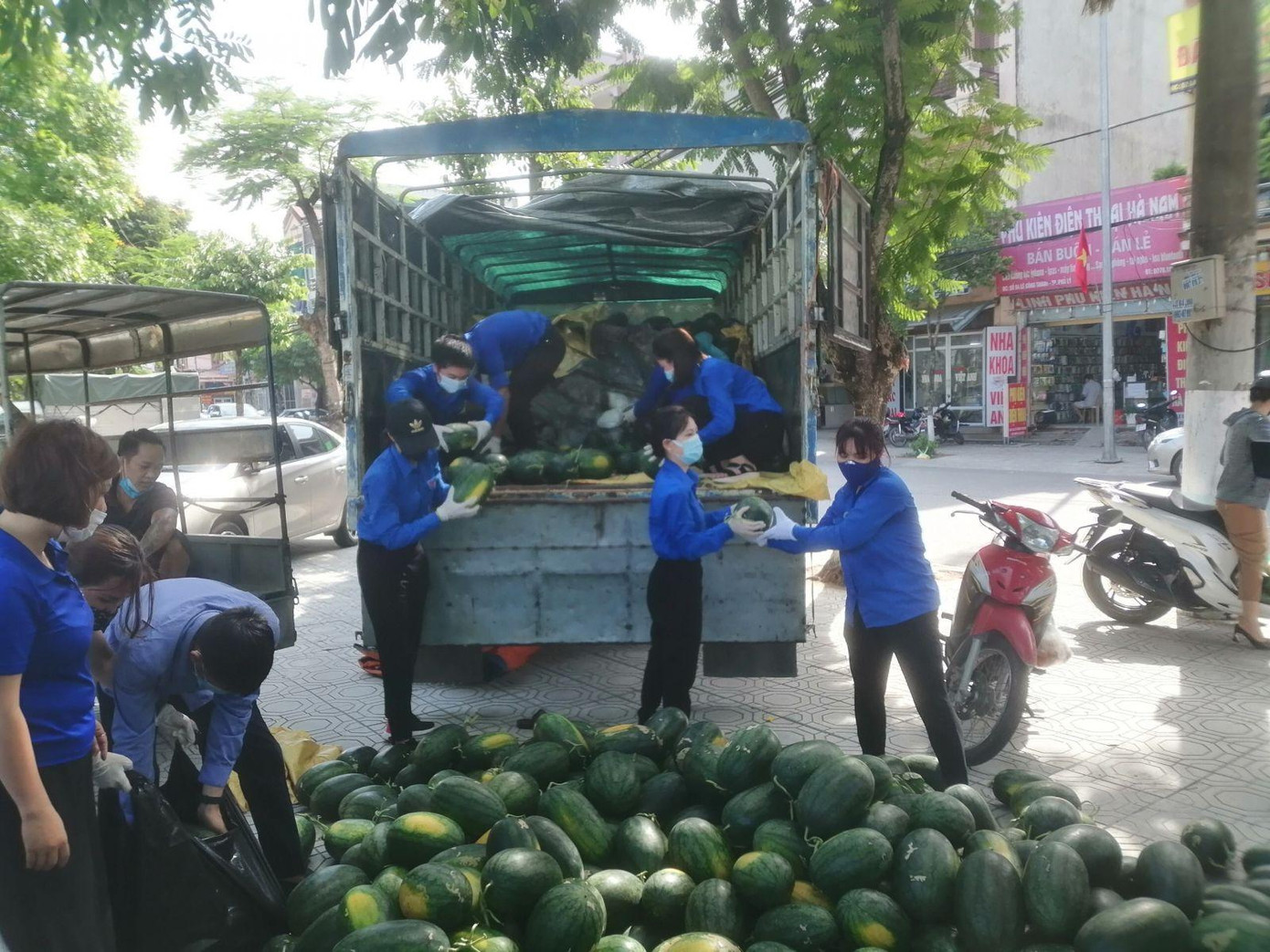 Thanh niên tình nguyện của Tỉnh đoàn Hà Nam tham gia tại các điểm bán hàng.