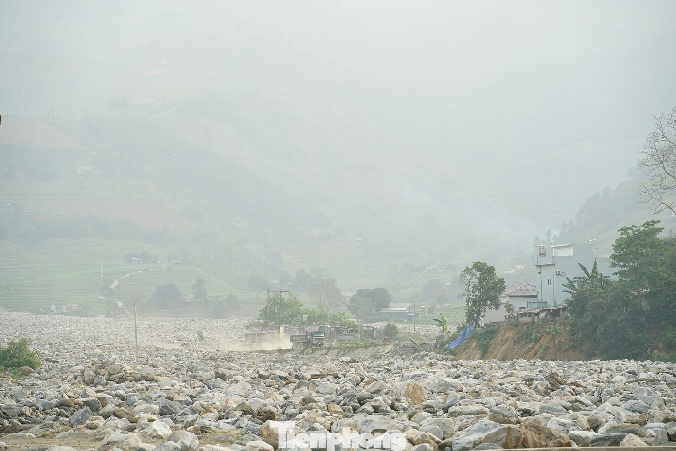 Cơn lũ đi qua để lại lớp đá dày cả mét, kéo dài khoảng 4km, với ước tính lên đến khoảng 3 triệu khối đá.