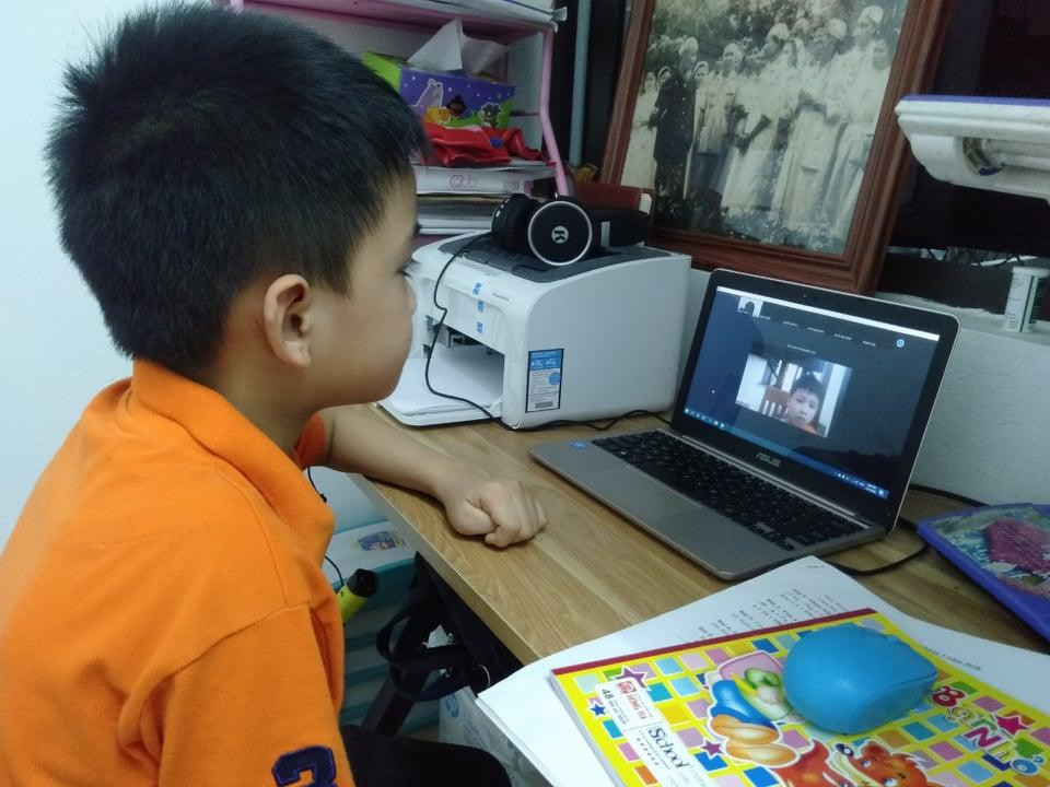 Một số học sinh rơi vào tình huống đang ở vùng giãn cách xã hội không thể về nhà để đi học. Một số học sinh rơi vào tình huống đang ở vùng giãn cách xã hội không thể về nhà để đi học.