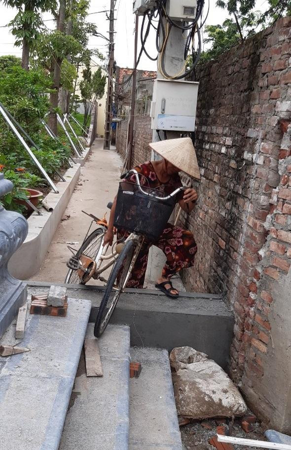 Ngày 2/3, dù UBND xã lập biên bản yêu cầu dừng thi công, công trình tường bao giữa lối đi chung và sân vẫn được hoàn thiện.