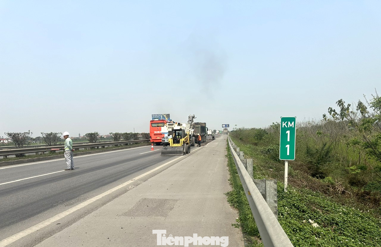 Ngoài ra, đơn vị thi công còn cắt cử nhân viên phân luồng, cảnh báo giao thông tại khu vực thi công. Trong ảnh, đơn vị thi công cào bóc lớp mặt đường cũ sử dụng máy cào bóc chuyên dụng tại Km 11 cao tốc Nội Bài - Lào Cai. Ngoài ra, đơn vị thi công còn cắt cử nhân viên phân luồng, cảnh báo giao thông tại khu vực thi công. Trong ảnh, đơn vị thi công cào bóc lớp mặt đường cũ sử dụng máy cào bóc chuyên dụng tại Km 11 cao tốc Nội Bài - Lào Cai.