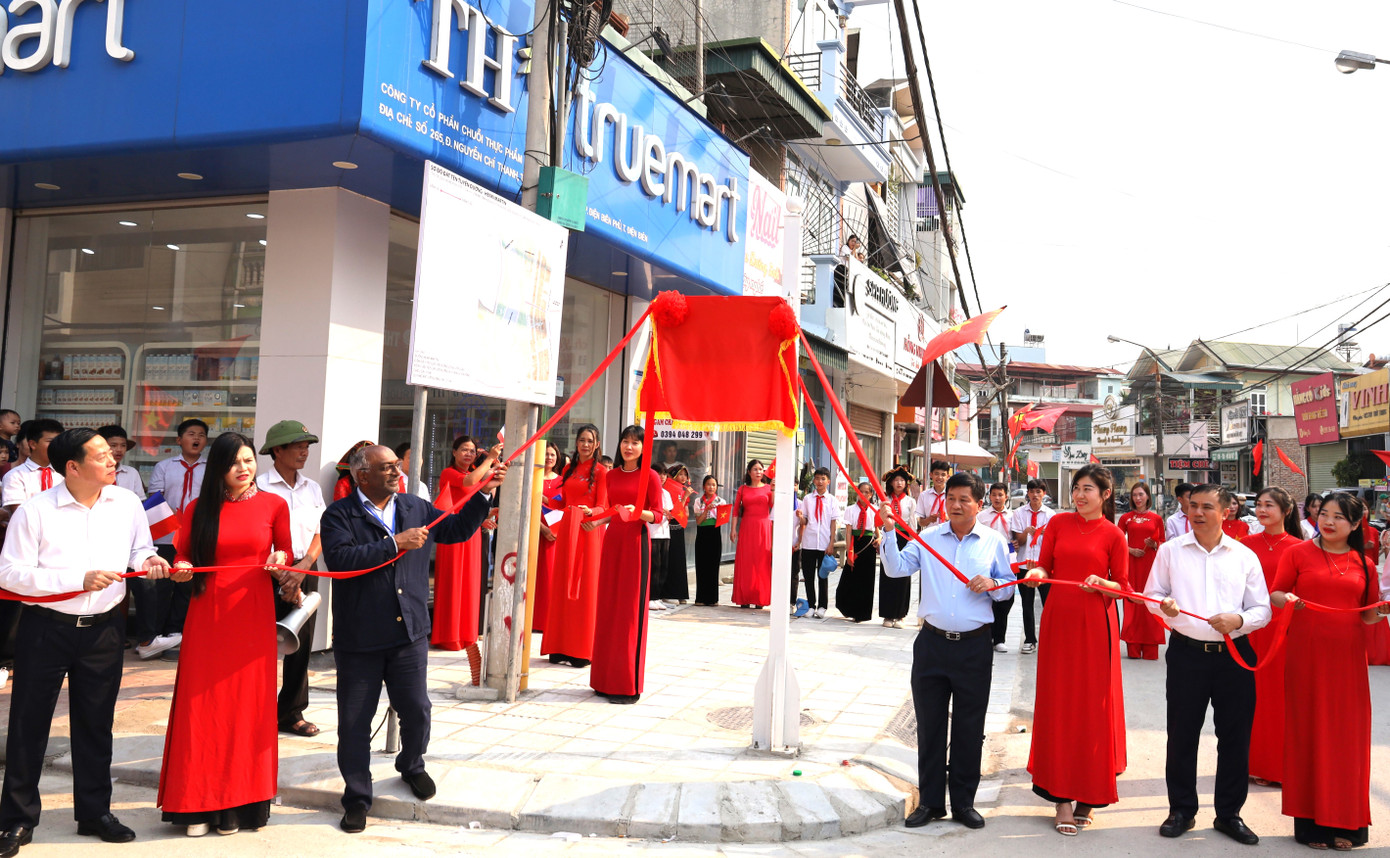Đại biểu thực hiện nghi thức kéo băng khánh thành đường Henri Martin. Ảnh: Ngọc Thủy.