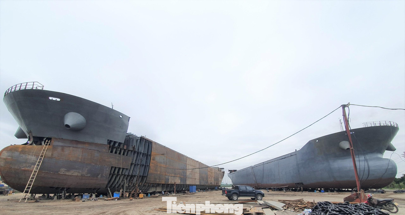 Các cơ sở sản xuất đã mạnh dạn đầu tư, nhận đóng các loại phương tiện pha sông biển có tải trọng hàng chục nghìn tấn. Ảnh chụp tại một cơ sở đóng tàu trên địa bàn xã Việt Hùng (Trực Ninh, Nam Định) Các cơ sở sản xuất đã mạnh dạn đầu tư, nhận đóng các loại phương tiện pha sông biển có tải trọng hàng chục nghìn tấn. Ảnh chụp tại một cơ sở đóng tàu trên địa bàn xã Việt Hùng (Trực Ninh, Nam Định)