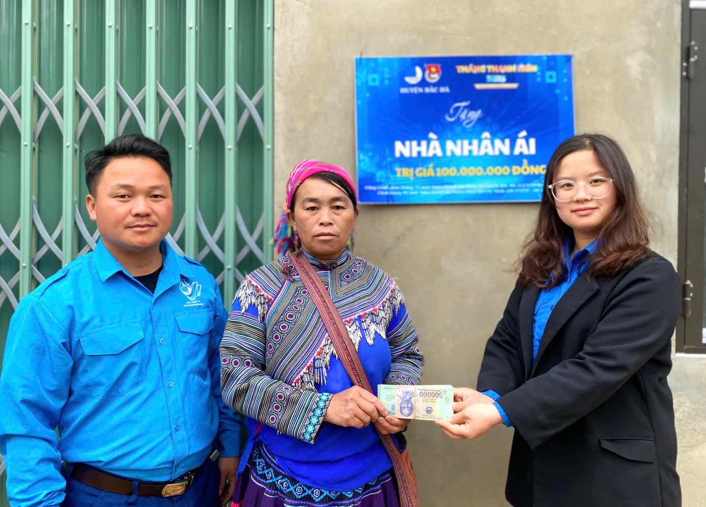 Chị Cư Thị Ngọc Linh - Bí thư Huyện Đoàn Bắc Hà (ngoài cùng bên phải) cho biết, phong trào hỗ trợ xóa nhà tạm, nhà dột nát và nhà bị ảnh hưởng bởi cơn bão số 3 được tuyên truyền sâu rộng trong lực lượng đoàn viên, thanh niên và nhân dân. Các chính sách, nguồn hỗ trợ được cập nhật thường xuyên nên tạo được sự đồng lòng, chung sức, tích cực tham gia đóng góp của các tầng lớp.