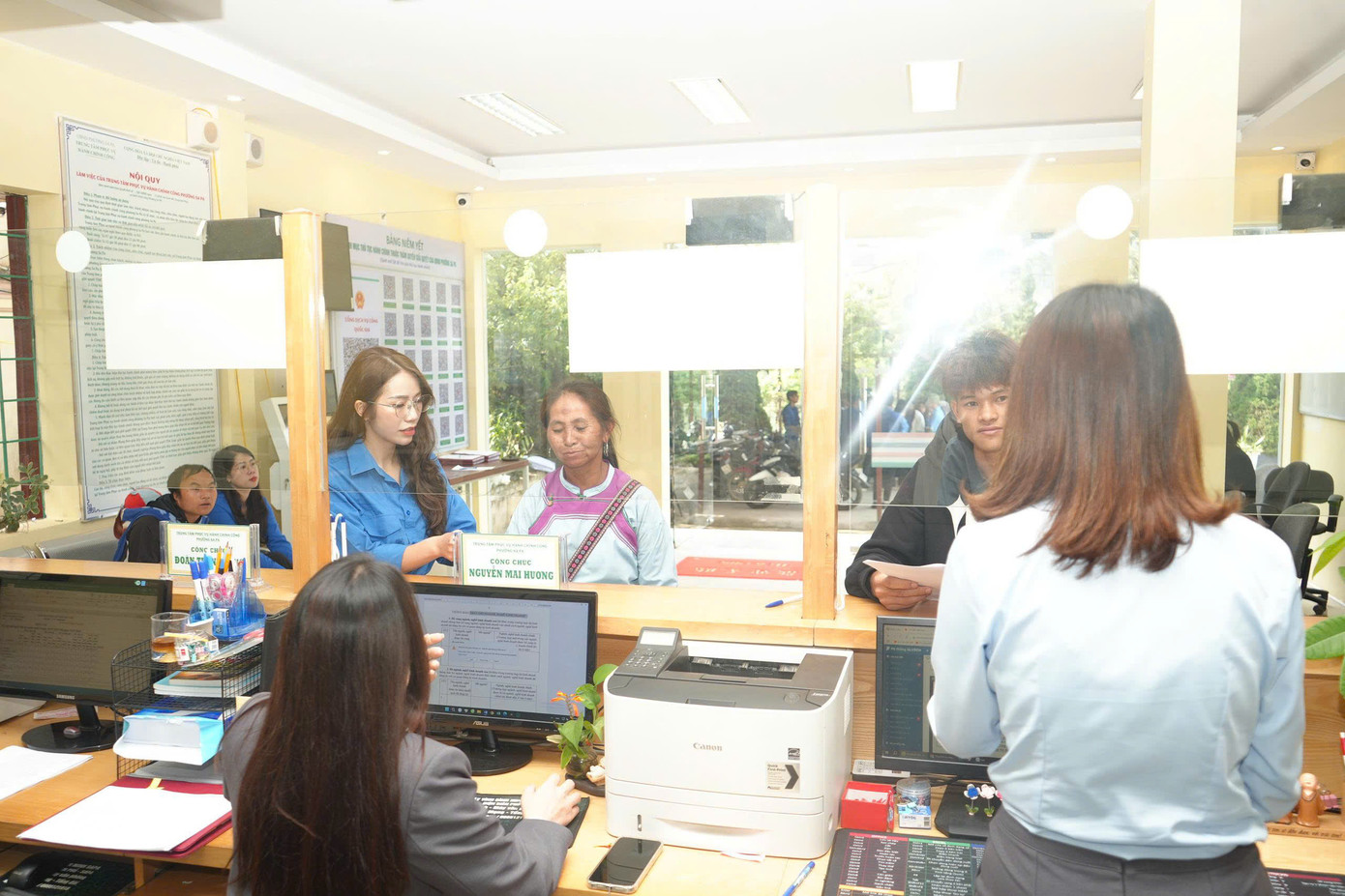 Chỉ trong vài giờ đồng hồ, các đội hình thanh niên tình nguyện trong toàn tỉnh Lào Cai đã hỗ trợ thành công hơn 2.200 lượt người dân thực hiện các thủ tục hành chính phổ biến.