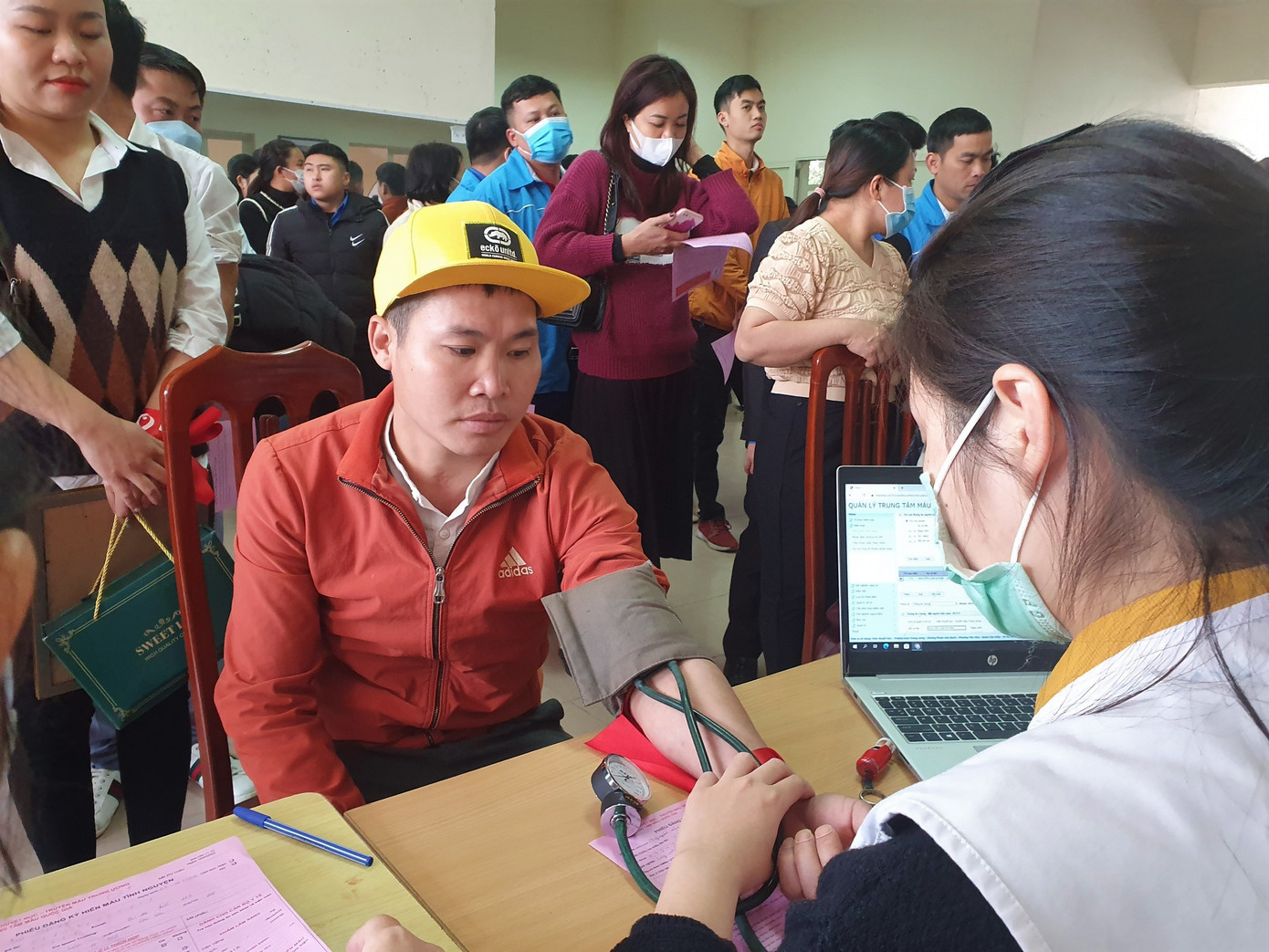 Anh Nguyễn Văn Huỳnh (SN 1987, trong ảnh), Chủ nhiệm CLB hiến máu xã Hòa Sơn, huyện Lương Sơn cho biết, anh tham gia hiến máu Chủ nhật Đỏ lần đầu tiên vào năm 2010. Đến nay, sau 12 năm, anh Huỳnh đã 35 lần (trung bình mỗi năm 3 lần hiến máu). Anh Huỳnh sinh ra tại khu vực khó khăn nên anh thấu hiểu hoàn cảnh của các gia đình người bệnh. Có lần, anh cùng anh em trong câu lạc bộ hiến máu xã Hòa Sơn bắt xe buýt lên Hà Nội để hiến máu. “Mỗi lần hiến máu được tức là mình còn khỏe. Tôi thấy nhiều bệnh viện thiếu máu, tôi có sức khỏe, tôi hiến máu cứu người. Tôi hạnh phúc vì dòng máu của mình chảy trong huyết quản của những người bệnh, giúp họ vượt qua bạo bệnh”, anh Huỳnh chia sẻ.