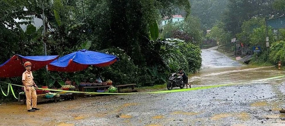 Lực lượng chức năng căng dây cảnh báo tại khu vực xã Bắc Hà (Lào Cai).