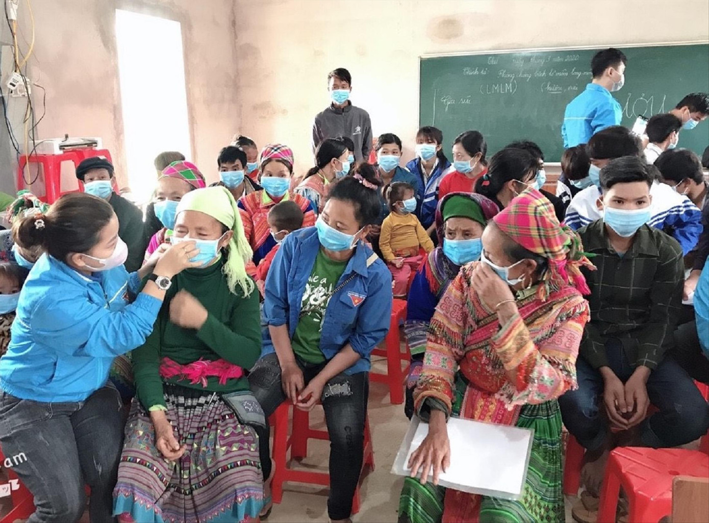 Sùng Thị Sua, chủ tịch UBND xã Minh Tân, nữ cán bộ lãnh đạo người dân tộc thiểu số trẻ nhất huyện Bảo Yên (ngoài cùng bên trái).