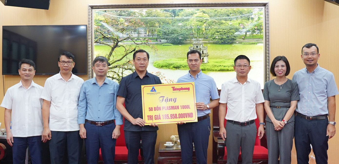 Tập đoàn Tân Á Đại Thành phối hợp với báo Tiền Phong tặng 50 bồn chứa nước sạch (mỗi bồn có dung tích là 1.000 lít) trị giá trên 185 triệu đồng. Tập đoàn Tân Á Đại Thành phối hợp với báo Tiền Phong tặng 50 bồn chứa nước sạch (mỗi bồn có dung tích là 1.000 lít) trị giá trên 185 triệu đồng.