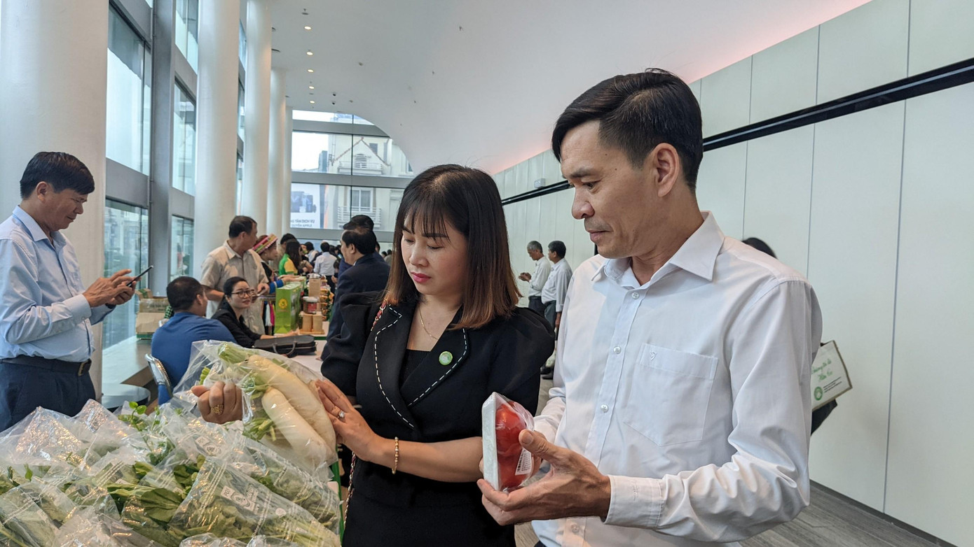 Khách tham quan các gian hàng trưng bày tại buổi lễ Khách tham quan các gian hàng trưng bày tại buổi lễ