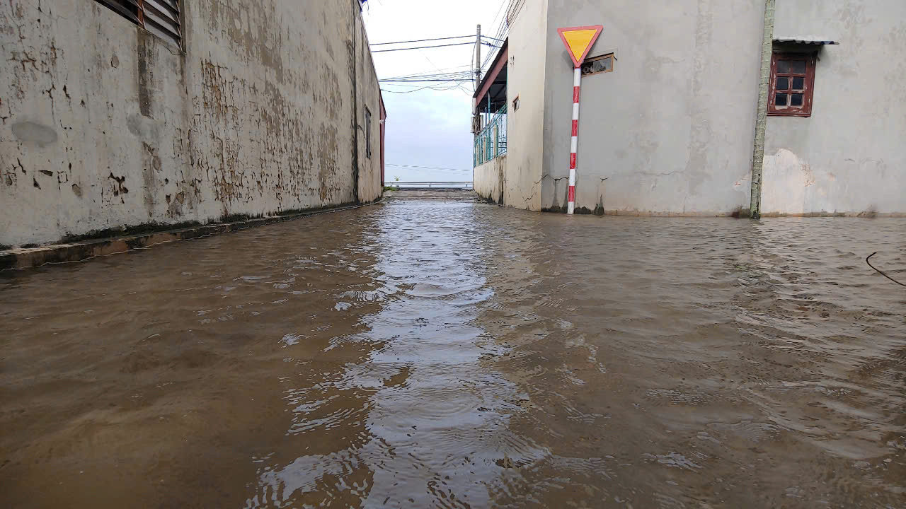 Sau trận mưa, nhiều đoạn ngõ ở xã Ân Hòa bị ngập do không có đường thoát nước