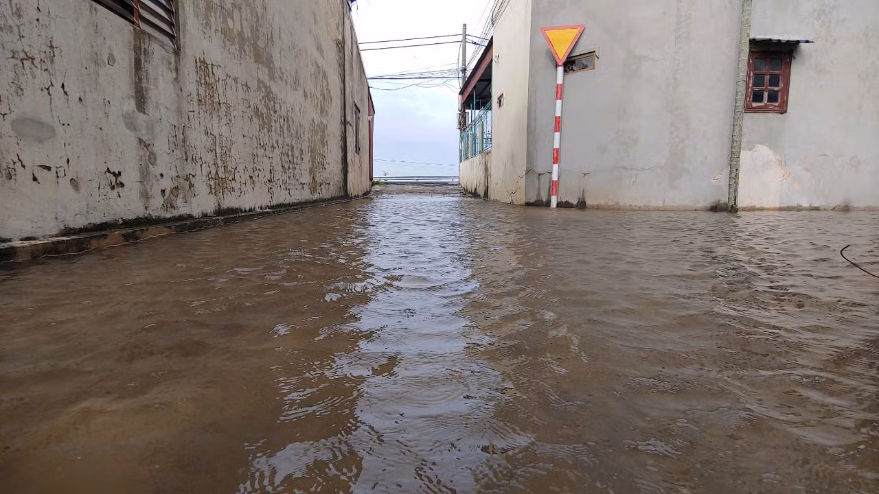 Sau trận mưa, nhiều đoạn ngõ ở xã Ân Hòa bị ngập do không có đường thoát nước