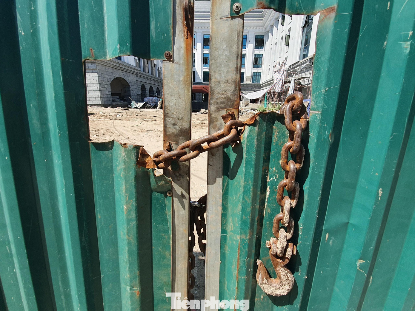 Cạnh đó, cổng của công trình Trụ sở Viện Kiểm sát nhân dân TP Hà Nội cũng bị khoá