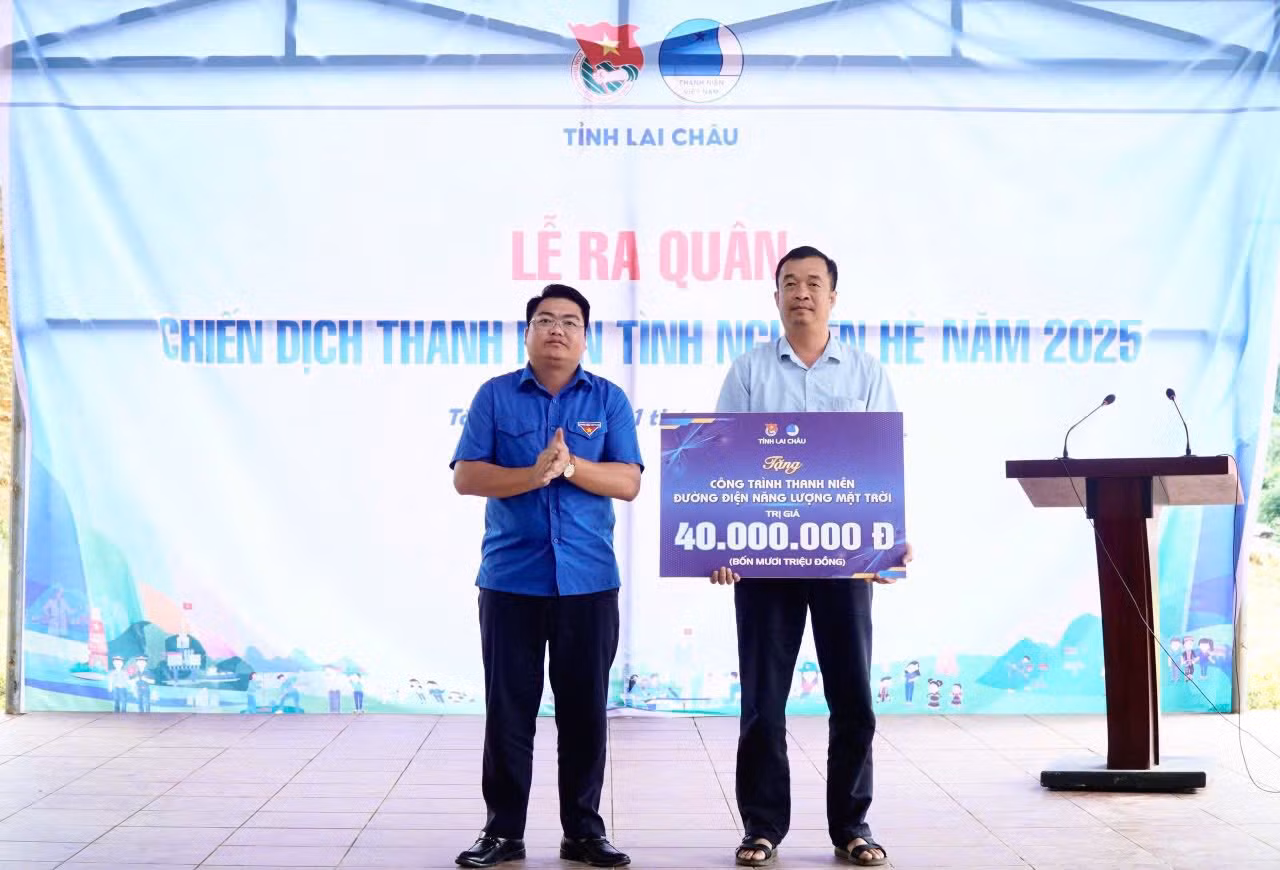 Trao tặng công trình thanh niên đường điện năng lượng mặt trời.