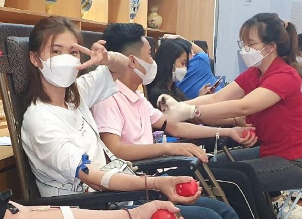 Với tinh thần xung kích tình nguyện, tiên phong của thanh niên, thắp sáng ngọn lửa nhiệt huyết của tuổi trẻ, 100% cơ sở Đoàn, Hội ở Phú Thọ đã tuyên truyền, tổ chức các hoạt động hiến máu tình nguyện. Hưởng ứng Chủ nhật Đỏ lần này đã có 2.000 đoàn viên, thanh niên đăng ký tham gia hiến máu, dự kiến thu hơn 700 đơn vị máu.