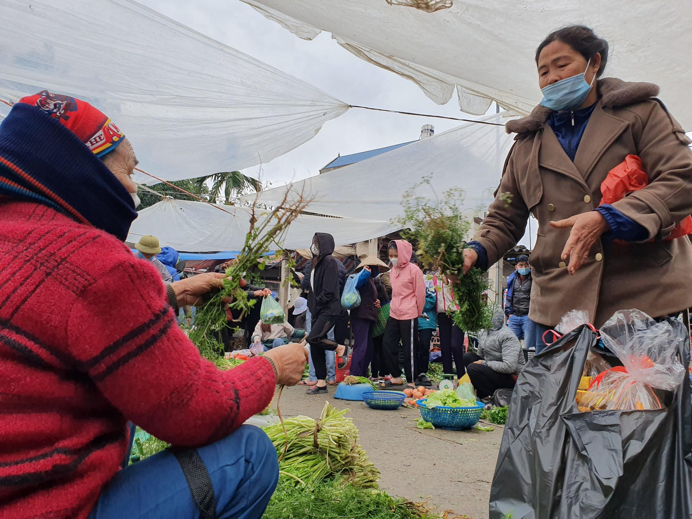Người đi chợ ai cũng nhanh tay mua một vài nắm mùi, cả người bán lẫn người mua đều vui vẻ, không mặc cả, không thêm bớt. Người đi chợ ai cũng nhanh tay mua một vài nắm mùi, cả người bán lẫn người mua đều vui vẻ, không mặc cả, không thêm bớt.
