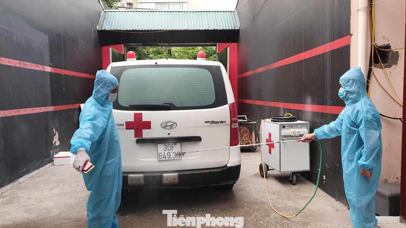 Khi xe quay về các bước khử khuẩn vẫn được thực hiện nghiêm ngặt. Cả xe và lái xe phải được phun khử khuẩn, quần áo, đồ dùng bảo hộ được đem đi đốt.