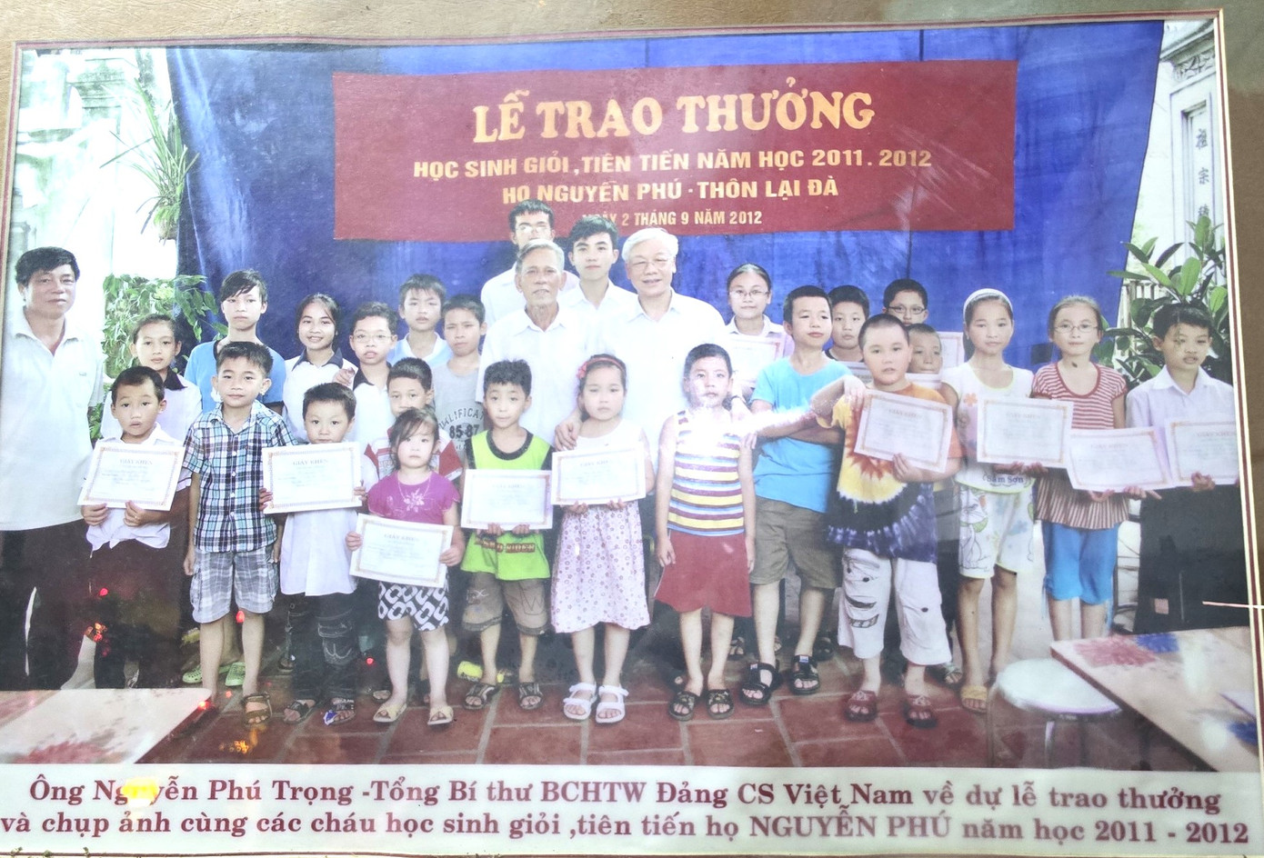 Tổng Bí thư tại buổi trao thưởng học sinh giỏi của dòng họ Nguyễn Phú. Tổng Bí thư tại buổi trao thưởng học sinh giỏi của dòng họ Nguyễn Phú.