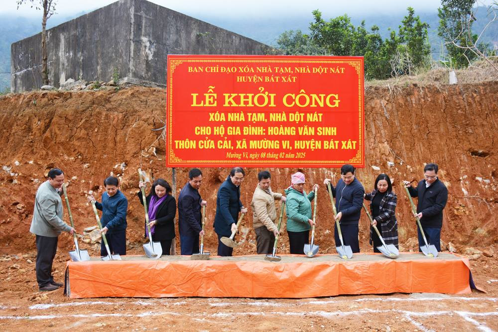 Ông Trịnh Xuân Trường - Bí thư Tỉnh ủy, Chủ tịch UBND tỉnh Lào Cai tham dự lễ khởi công xóa nhà tạm, nhà dột nát tại xã Mường Vi, huyện Bát Xát.