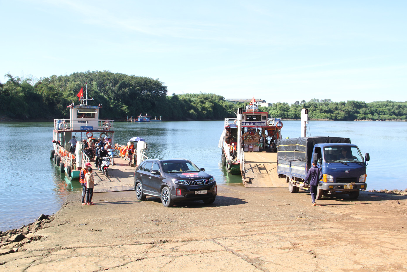 Phà Hiếu Liêm hiện hũu. Phà Hiếu Liêm hiện hũu.