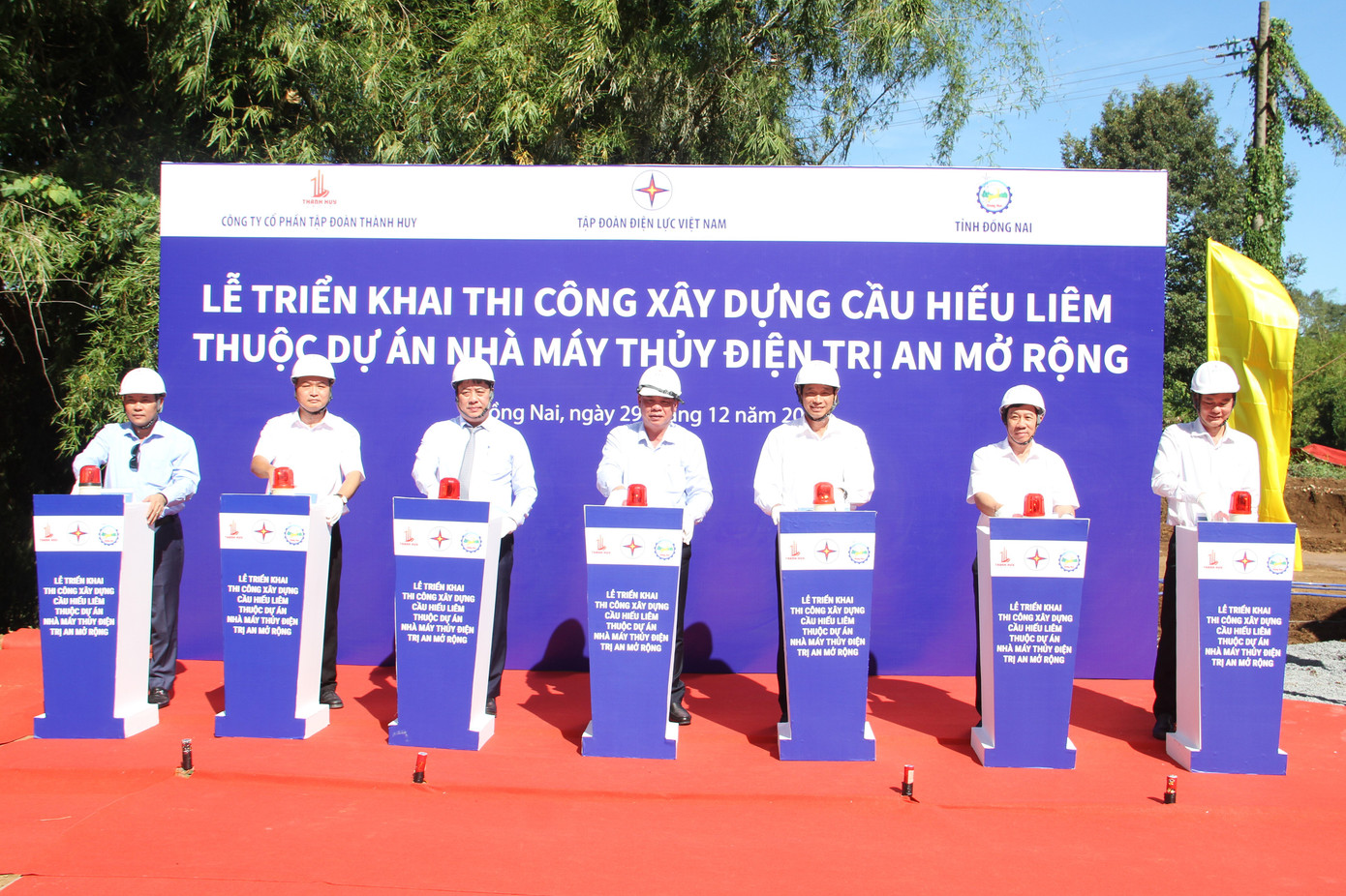 Lãnh đạo EVN và UBND tỉnh Đồng Nai cùng nhấn nút khởi động dự án. Lãnh đạo EVN và UBND tỉnh Đồng Nai cùng nhấn nút khởi động dự án.