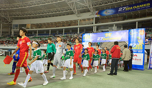 Các cầu thủ nữ Việt Nam bước ra sân với sự tự tin sẽ giành chiến thắng.