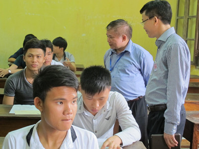 Thứ trưởng Ga trò chuyện cùng thí sinh thi vào trường ĐH Thủy Lợi. Ảnh: Hồ Thu