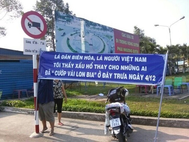 Sáng 8/12, người dân Biên Hòa in băng rôn "thấy xấu hổ cho những người hôi bia" rồi treo ngoài đường. Tuy nhiên, đến trưa thì công an gỡ xuống vì "mất mỹ quan đô thị" (Ảnh: T.Hùng) . Sáng 8/12, người dân Biên Hòa in băng rôn