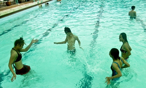 Yuki và nhóm bạn vui chơi tại hồ bơi Quân khu 7, quận Tân Bình. Theo nhóm bạn, đây là hồ bơ có cách tiếp đón khá thân thiện, vui vẻ, không kỳ thị người chuyển giới nên được nhiều bạn tìm đến