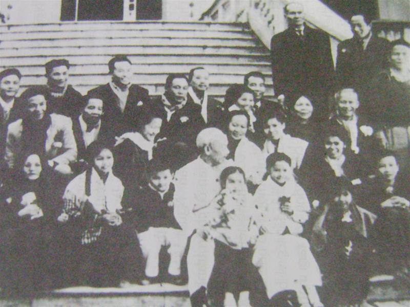 Bác Hồ chụp ảnh chung với đoàn Việt kiều Thái Lan. Nguyễn Thị Liên Hiệp ngồi trong lòng Bác, còn bà Luân đứng ở bên phải, ngay phía sau Bác Hồ. (Ảnh tư liệu do gia đình bà Phan Bích Luân cung cấp) Bác Hồ chụp ảnh chung với đoàn Việt kiều Thái Lan. Nguyễn Thị Liên Hiệp ngồi trong lòng Bác, còn bà Luân đứng ở bên phải, ngay phía sau Bác Hồ. (Ảnh tư liệu do gia đình bà Phan Bích Luân cung cấp)