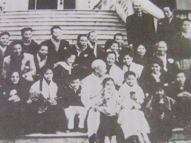 Bác Hồ chụp ảnh chung với đoàn Việt kiều Thái Lan. Nguyễn Thị Liên Hiệp ngồi trong lòng Bác, còn bà Luân đứng ở bên phải, ngay phía sau Bác Hồ. (Ảnh tư liệu do gia đình bà Phan Bích Luân cung cấp)