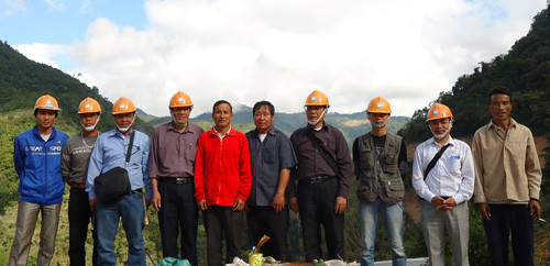 Cán bộ lỹ thuật của Công ty CP Khoáng sản và Công nghiệp Chiến Công trên khai trưởng huyện NoongHet, tỉnh Xiêng Khoảng (Lào) ngày 28/12/2012