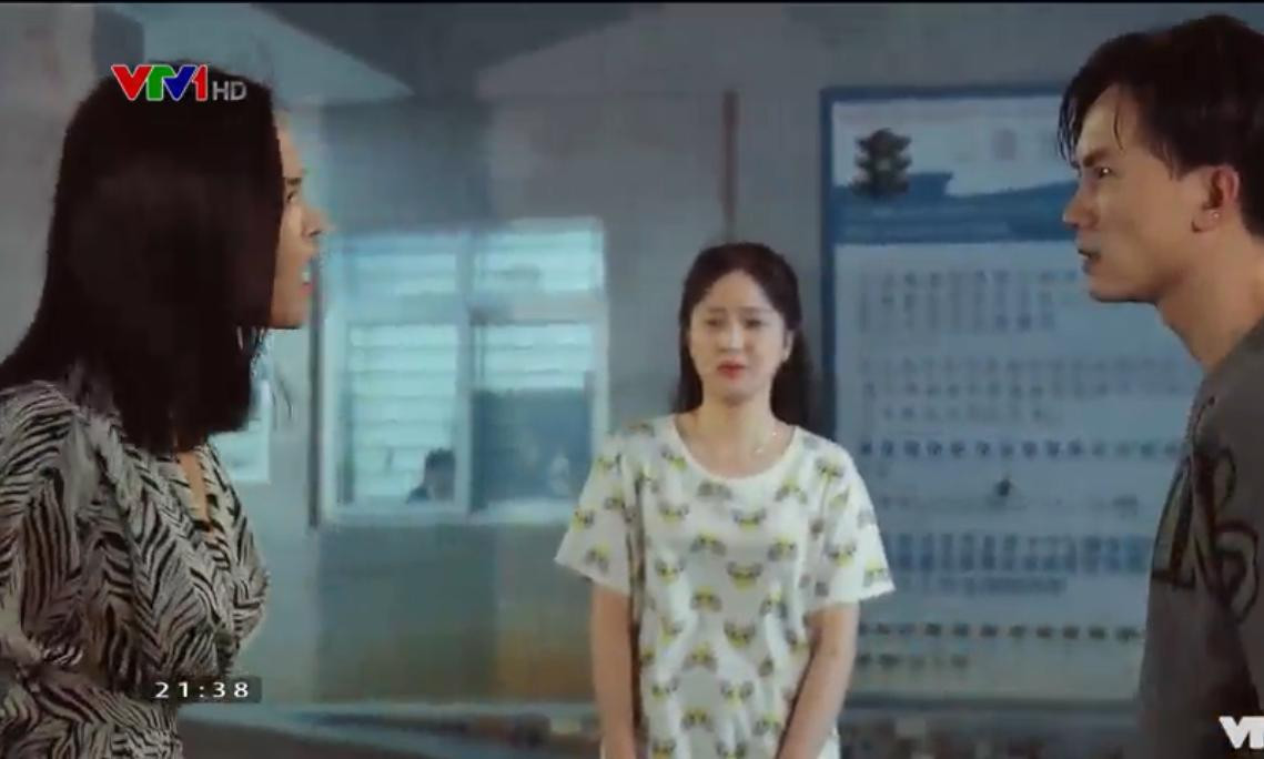 Thy tức giận vì Huy chạy đến bảo vệ nhân viên trong đêm