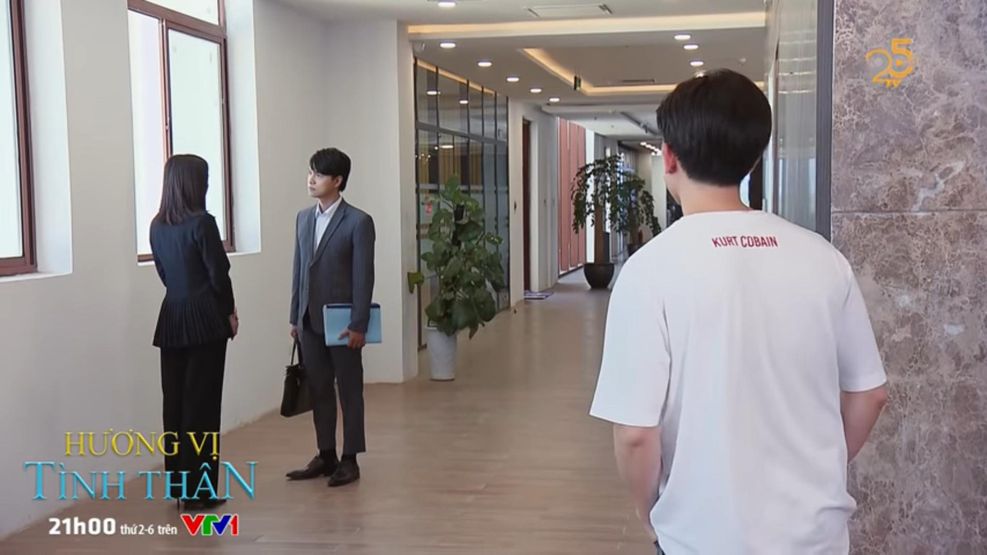 Vũ tình cờ nghe được cuộc nói chuyện của Thy và Phi