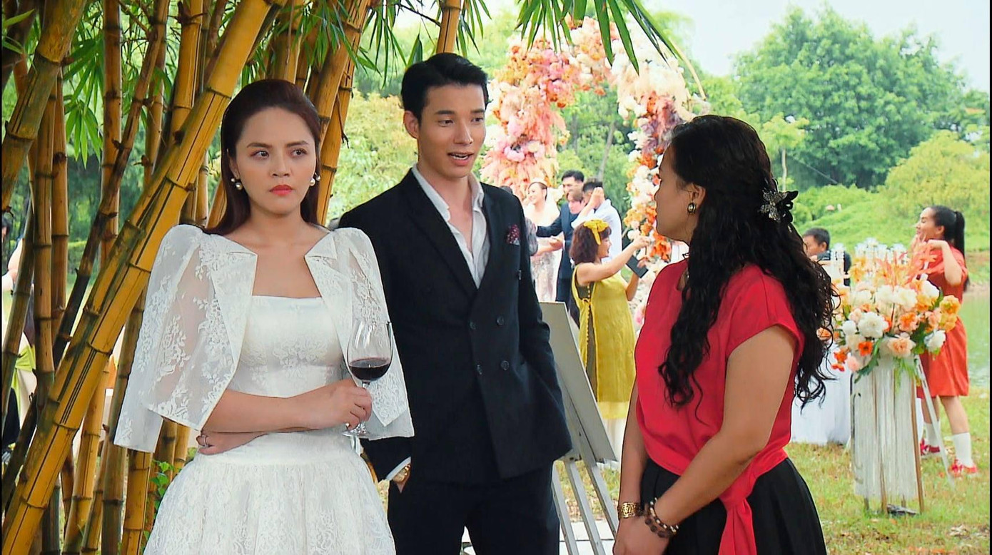 Mẹ con bà Sa, Khánh Thy và Dũng không nuốt được cục tức ở đám cưới Nam-Long Mẹ con bà Sa, Khánh Thy và Dũng không nuốt được cục tức ở đám cưới Nam-Long