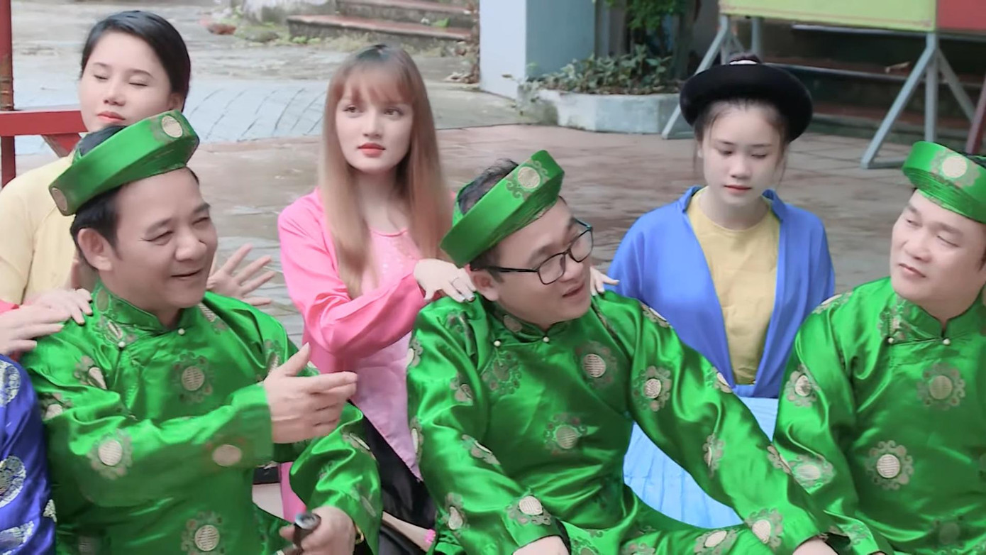 Nghệ sỹ Quang Tèo và tác giả Ngọc Lê Ninh (giữa) diễn xuất trong "Quả thơ"