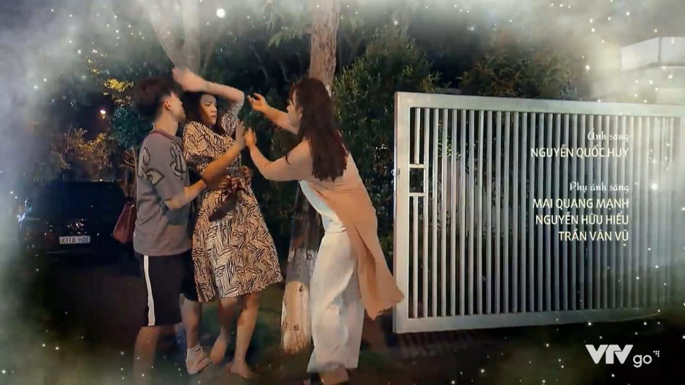 Thy trở về nhà trong cảnh say khướt Thy trở về nhà trong cảnh say khướt